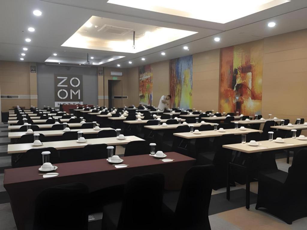 Zoom Dharmahusada Hotel Surabaya Exterior photo