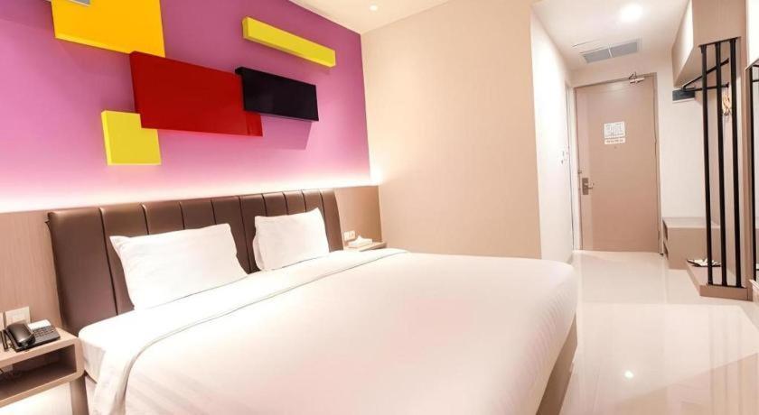 Zoom Dharmahusada Hotel Surabaya Exterior photo