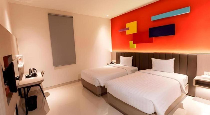 Zoom Dharmahusada Hotel Surabaya Exterior photo