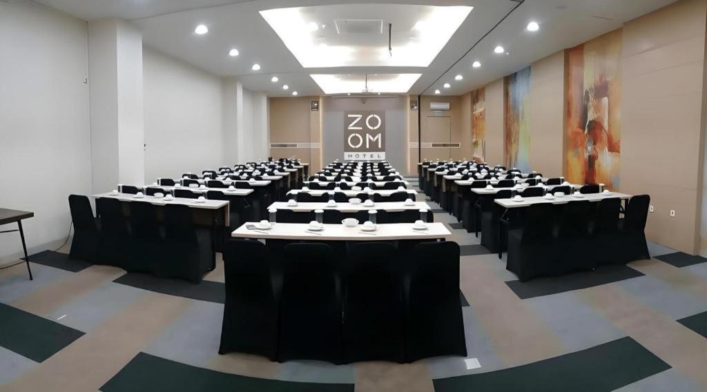 Zoom Dharmahusada Hotel Surabaya Exterior photo
